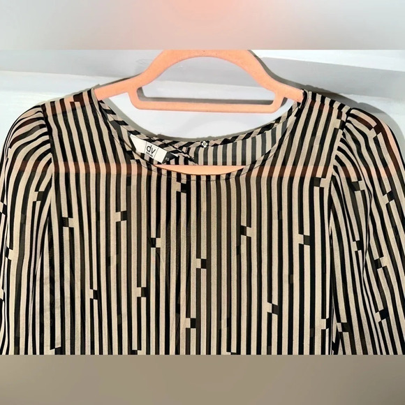 DV by Dolce Vita Sheer Blouse with open Back - Picture 4 of 9
